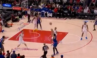 唐斯45度三分空心入网，尼克斯第三节开局将分差缩小至8分