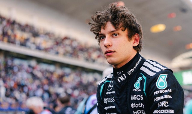 世界杯手机观看-上赛道见证历史，19岁安东内利成为历史最年轻杆位得主