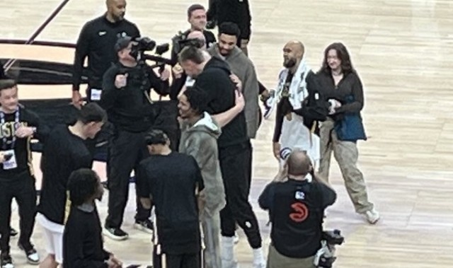 世界杯客户端升级-一起拿过冠军！波尔津吉斯赛后与豪泽、塔图姆、怀特寒暄