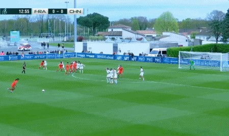 世界杯官方入口更新-半场：法国女足U16 0-1中国女足U16，周瑾彤任意球破门