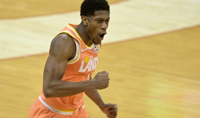 世界杯客户端升级-决战开始！亨特三分再中 骑士一波10-0追平76人